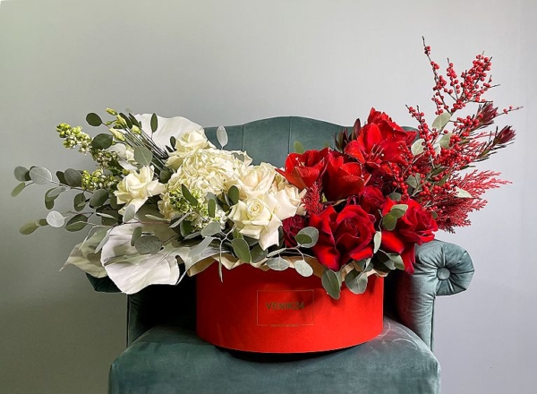 Цветы в коробке Premium "Red & White"
